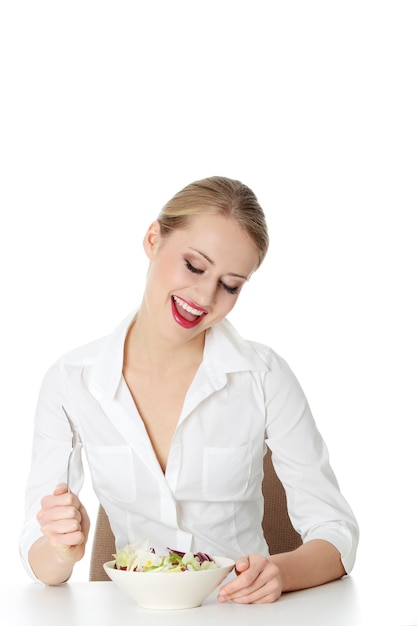 Uśmiechnięta osoba przy stole